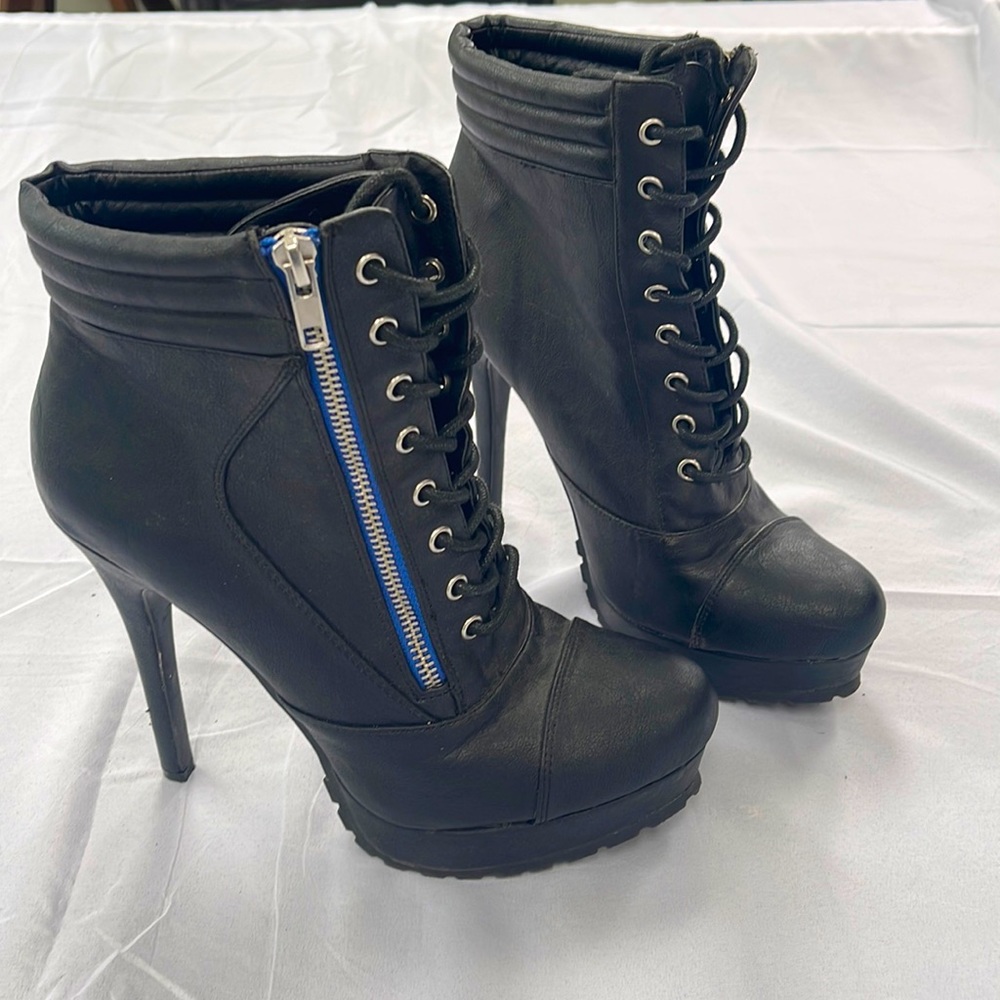 Brand Charlotte Russe size 9 platform 5 1/2 inch heal black w/ blue zipper